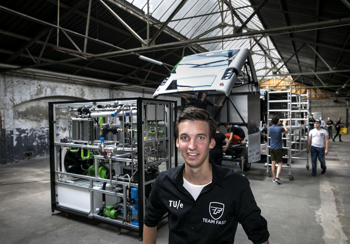 Technisch manager Tijn Swinkels in de VDMA-hal. Achter hem de REX, nog voor de inbouw in de trailer.