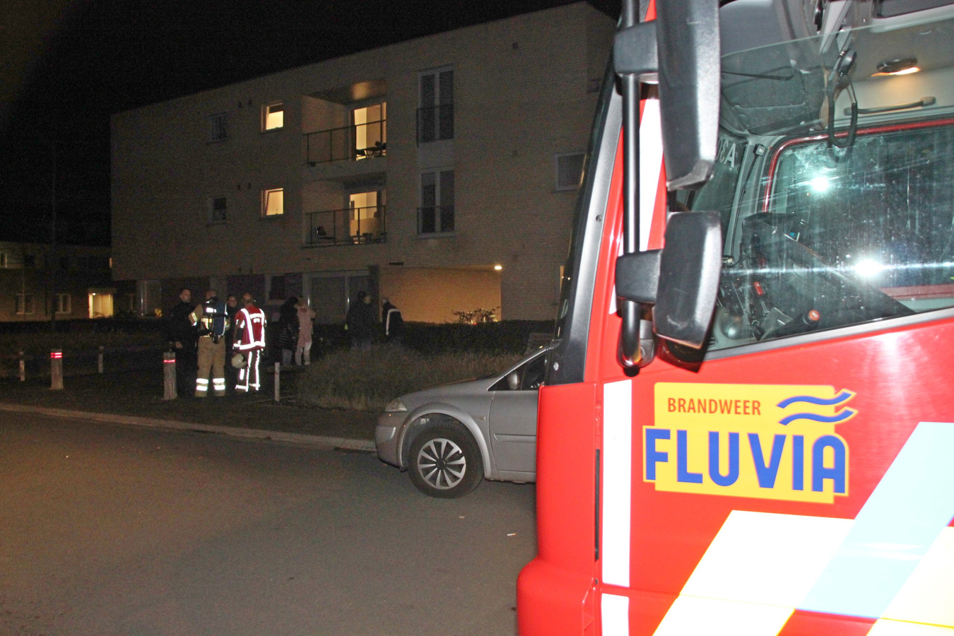 De brandweer van de zone Fluvia bij het appartementsgebouw.