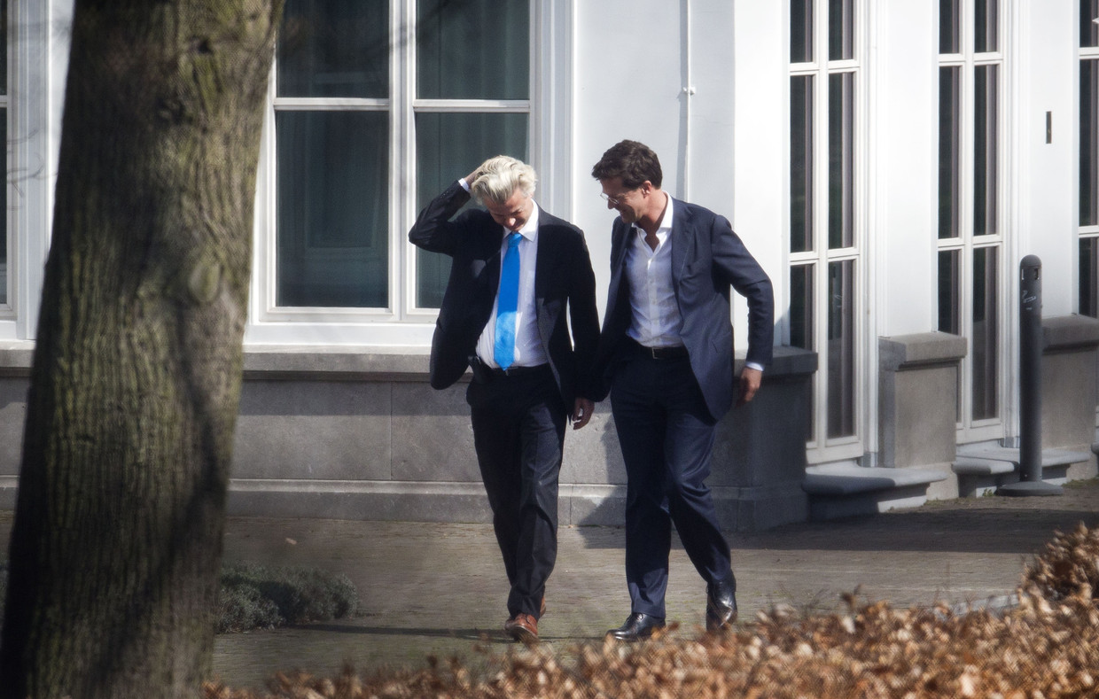 Premier Mark Rutte (R) en PVV-leider Geert Wilders in 2012 in de tuin van het Catshuis.  Beeld ANP