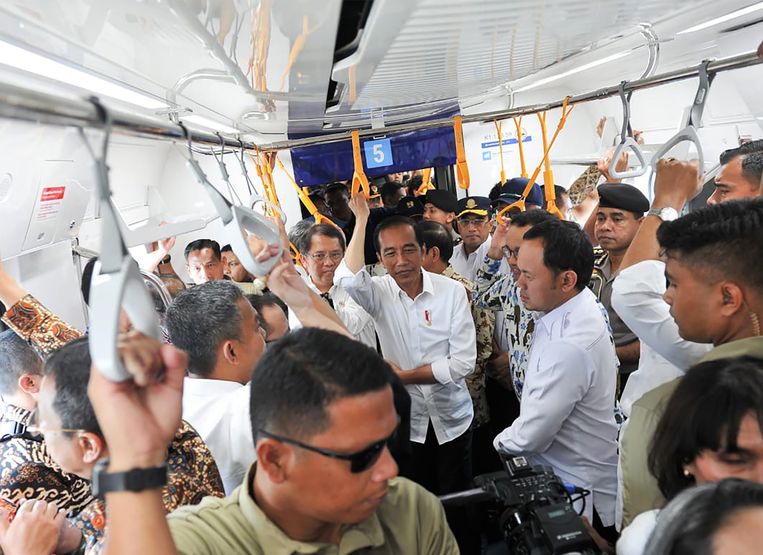 De Indonesische president Joko Widodo, hier in de recentelijk in gebruik genomen MRT-trein in Jakarta, kan zijn overwinning niet claimen zonder een openlijke ruzie met zijn tegenstander te riskeren. Beeld AFP
