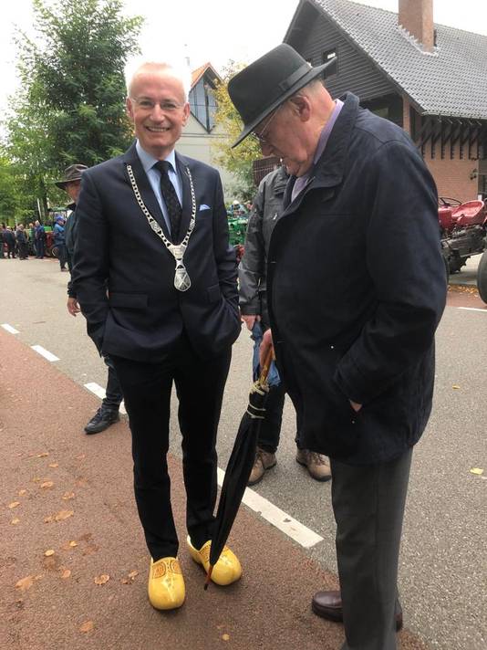 Een burgemeester op klompen: dat moet wel een statement zijn. Of toch niet? Wijchen | gelderlander.nl
