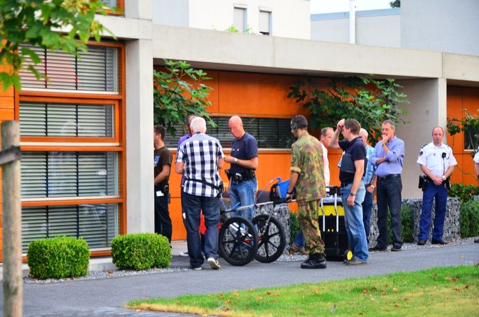 Militairen zochten met speciale apparatuur naar verborgen geld.