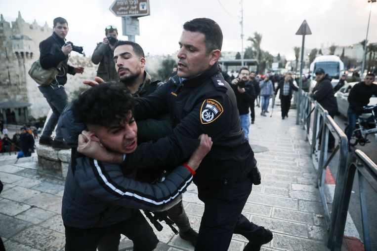 Israëlische grenspolitie arresteren een Palestijnse demonstrant in Jeruzalem.  Beeld AP