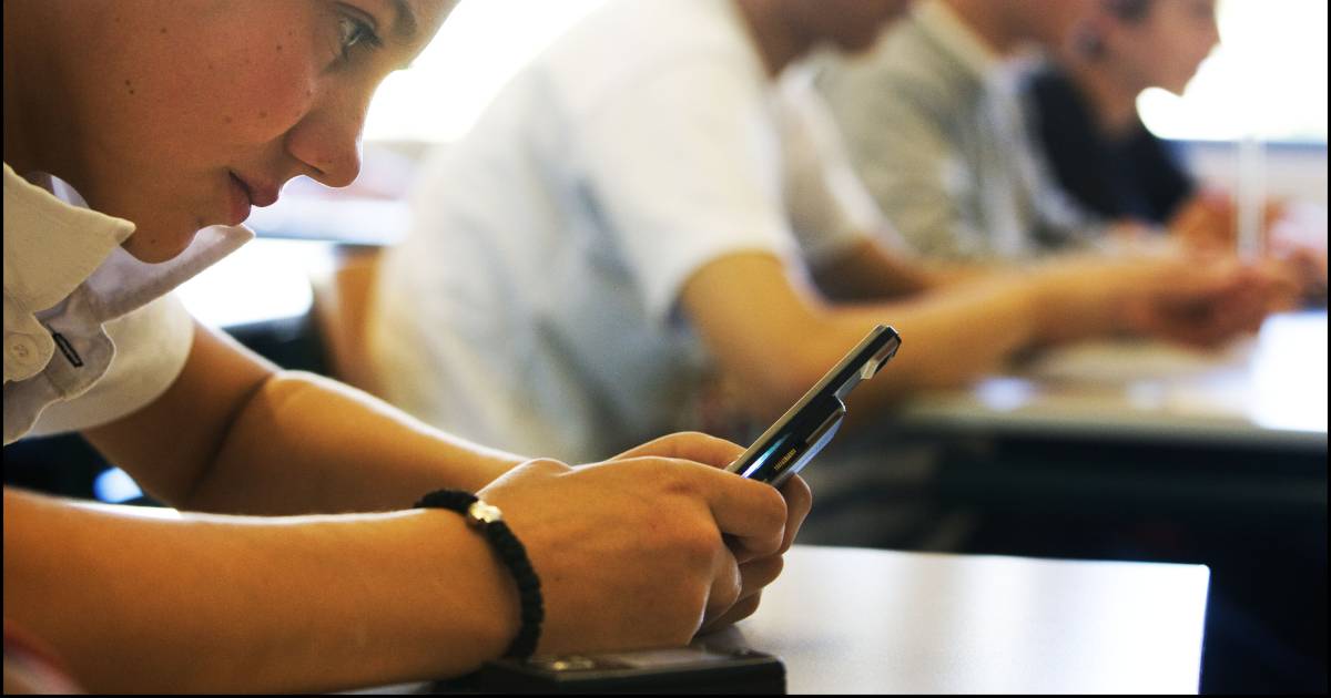 L’ADC prône l’interdiction des téléphones portables dans les classes du primaire et du secondaire |  Politique