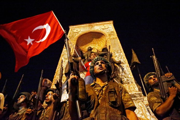 Turkse soldaten in Istanboel op 16 juli 2016 tijdens de staatsgreep.