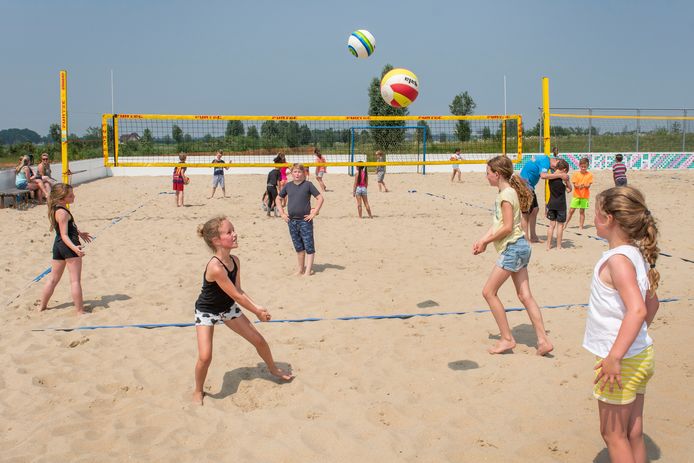 Sportweek in Oosterhout met diverse (80) workshops in sporten voor 2200 leerlingen van basisscholen. Beachvolleybal op de Contreie.