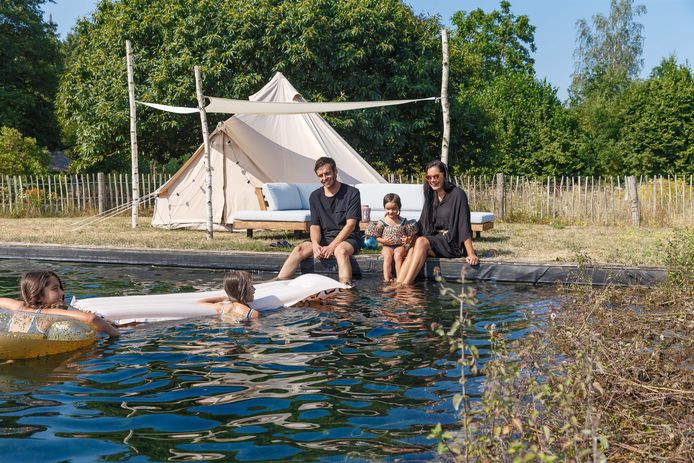 Niek Schrijver, Wendy de Pina en hun kinderen Anaïs, Estée en Rae in hun natuurlijke zwemvijver in Epse.