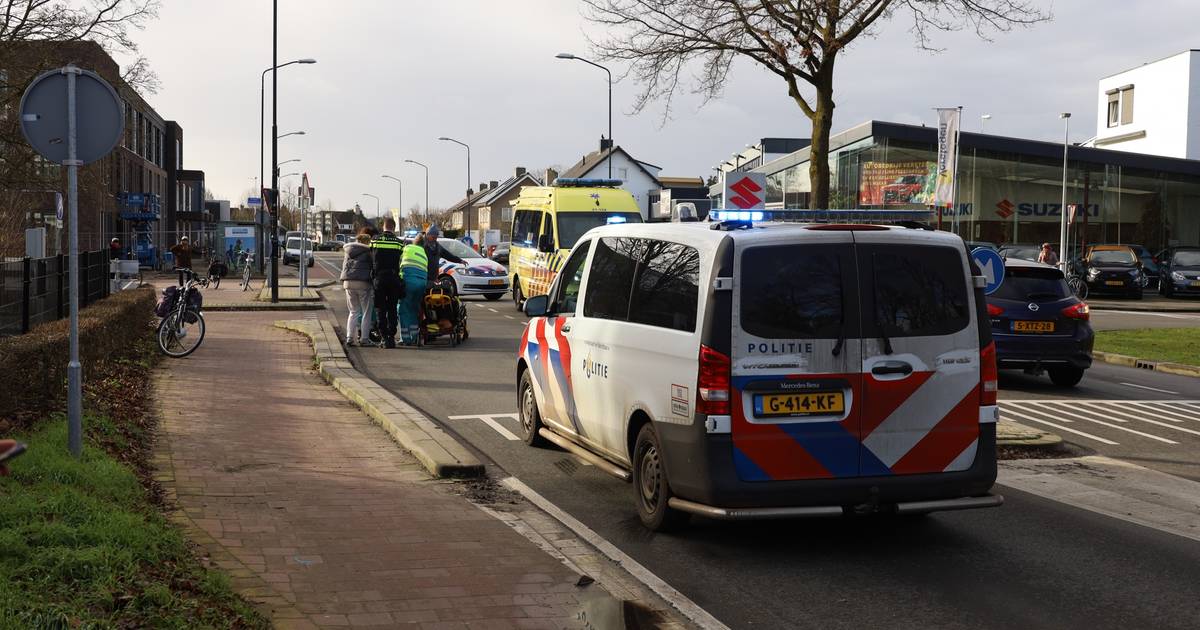 Fietsster gewond bij aanrijding met auto in Uden.