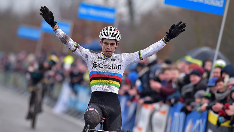 Eerste zege Van Aert in regenboogtrui. Beeld Belga