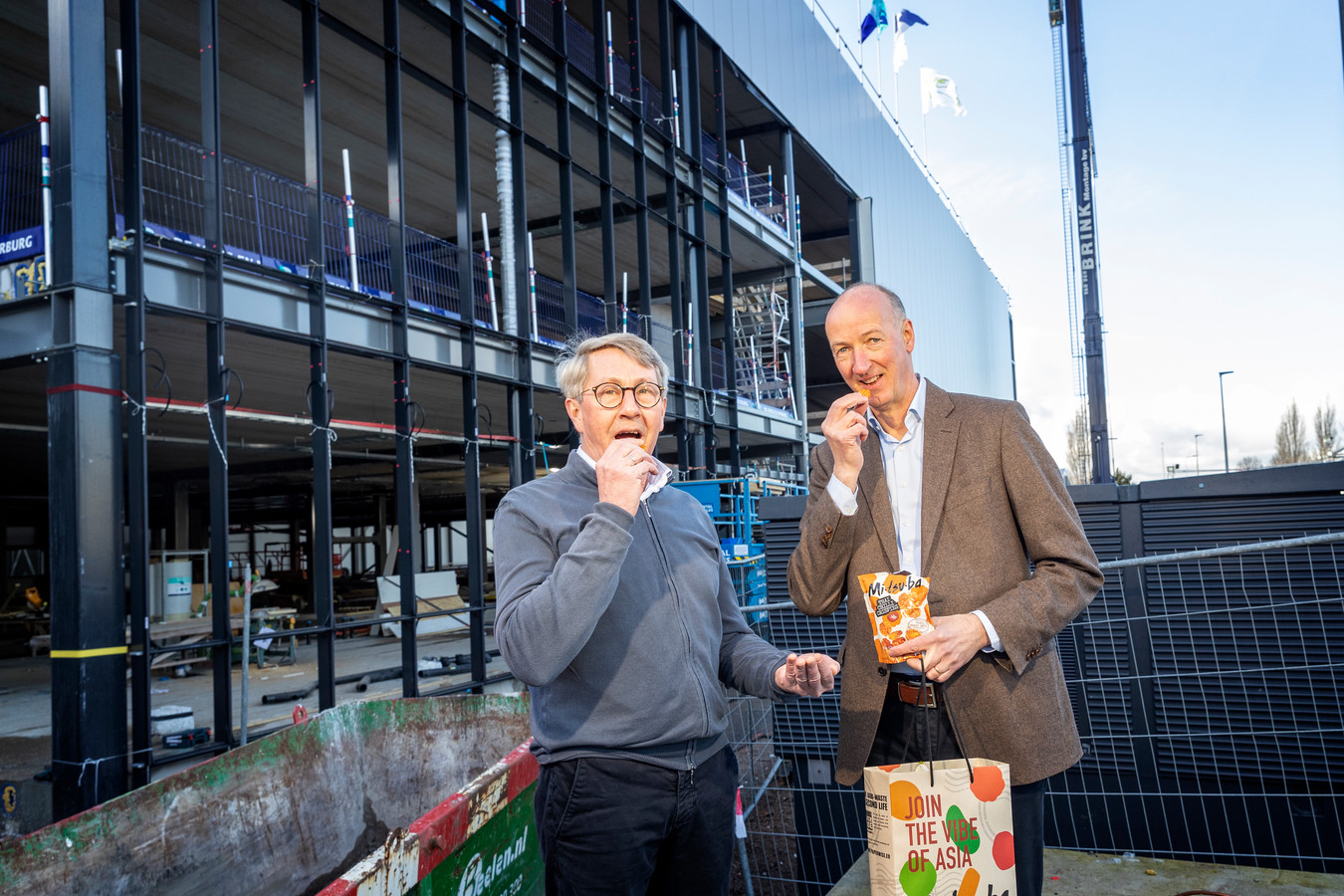 Robert Menken (rechts) bij de nieuwe fabriek van Menken Orlando, die nog net wél op het stroomnet kon worden aangesloten.  ,,Wij hebben het risico genomen om toch te gaan bouwen en geluk gehad”, zegt Menken.