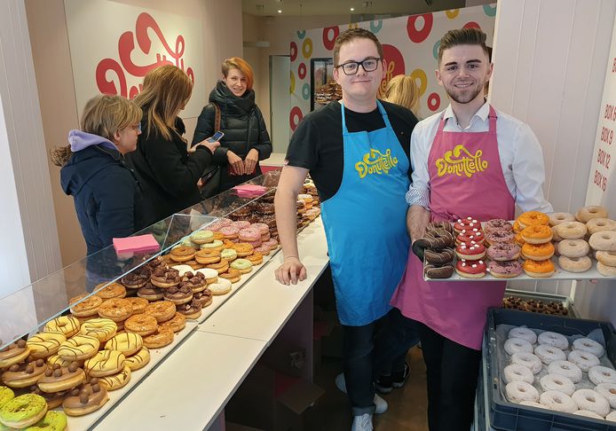 De broers Maxim en Laurence Daems bij de opening van hun pop-up winkel in de Zandstraat.