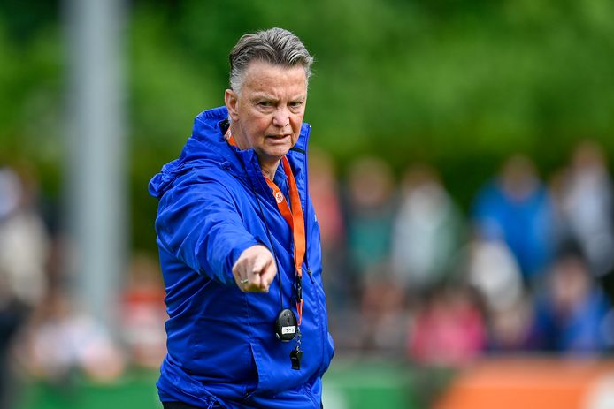 Louis van Gaal geeft instructies tijdens de training op de KNVB Campus in Zeist.