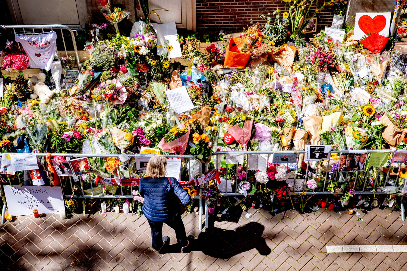 De bloemenzee voor misdaadverslaggever Peter R. de Vries in de Lange Leidsedwarsstraat in het centrum van Amsterdam nadat hij is overleden.