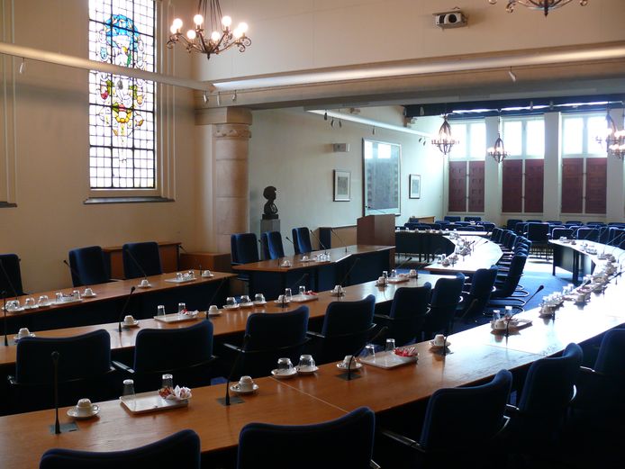 De raadszaal van nu. Die deugt niet. Raadsleden zitten achter elkaar en kunnen elkaar niet aankijken.
