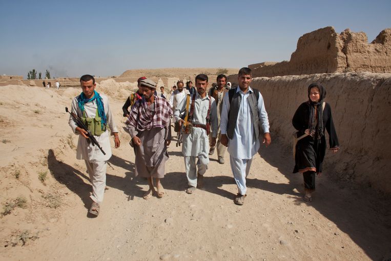 Natalie Righton (rechts) op reportage in 2012 op reportage in de provincie Kunduz. Beeld Ton Koene