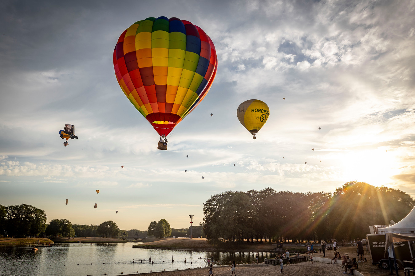 met-grolsch-ballon-de-lucht-in-tijdens-twente-ballooning-kers-op-de