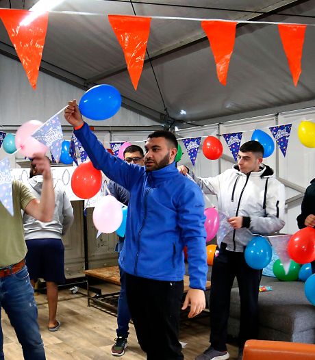 Vluchtelingen in Lexmond beginnen zich thuis te voelen: ‘Ze helpen op straat spontaan met verhuizen’