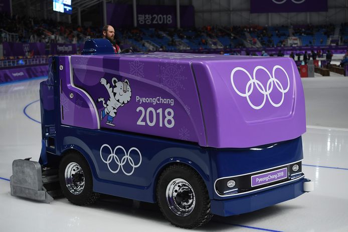 De olympische dweilmachine in de pauze van de 1.500 meter voor mannen. Bij de Vechtsebanen in Utrecht zoeken ze iemand die ook daar het ijs in topconditie wil houden.