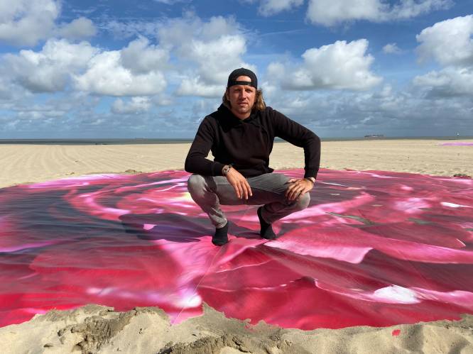 Na ‘krabfoto’ van 3.000 m² verovert kunstenaar nu strand van Knokke-Heist met zes reusachtige bloemen