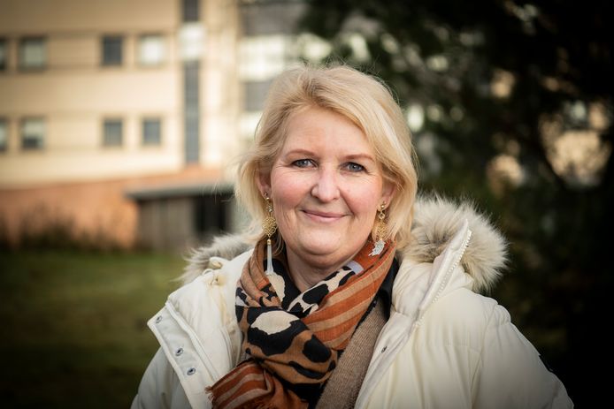 Rode Kruis-vrijwilliger Gerbrig Wijngaard (51) uit Apeldoorn. ,,Ik zie weer mensen en het doet me goed als ze met een glimlach weer naar huis gaan. Daar krijg ik energie van.’’