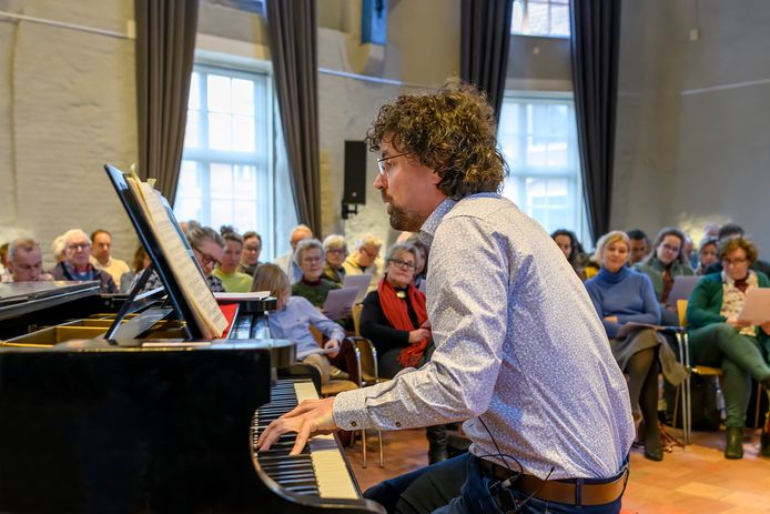 Dirigent Rienk Bakker geeft een masterclass over de Matthäus Passion in de Gasthuiskapel in Zaltbommel.