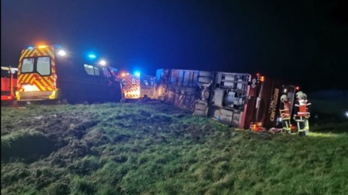 In Frankrijk is in de nacht van zaterdag op zondag een bus met 51 mensen aan boord, onder wie 41 kinderen van 5 tot 15 jaar oud, verongelukt op een snelweg in de regio van Dijon.