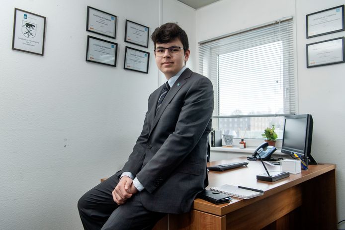 Talha Bulut in zijn kantoor. Om hem heen hangen de diverse certificaten die hij behaald heeft.