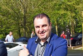 Bekende broers Azimi aangehouden, politie in hotel op zoek naar administratie in fraudeonderzoek