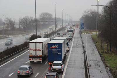 Weg vrijgemaakt na ongeval met twee zwaargewonden, veel schade en verkeerschaos bij aanrijding tussen vrachtwagen en personenwagens op E17 richting Gent