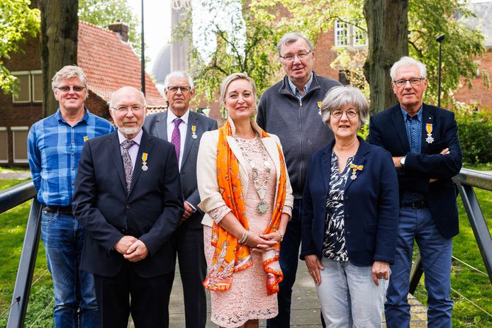 De zes gedecoreerden in Waalwijk met in het midden burgemeester Sacha Ausems.