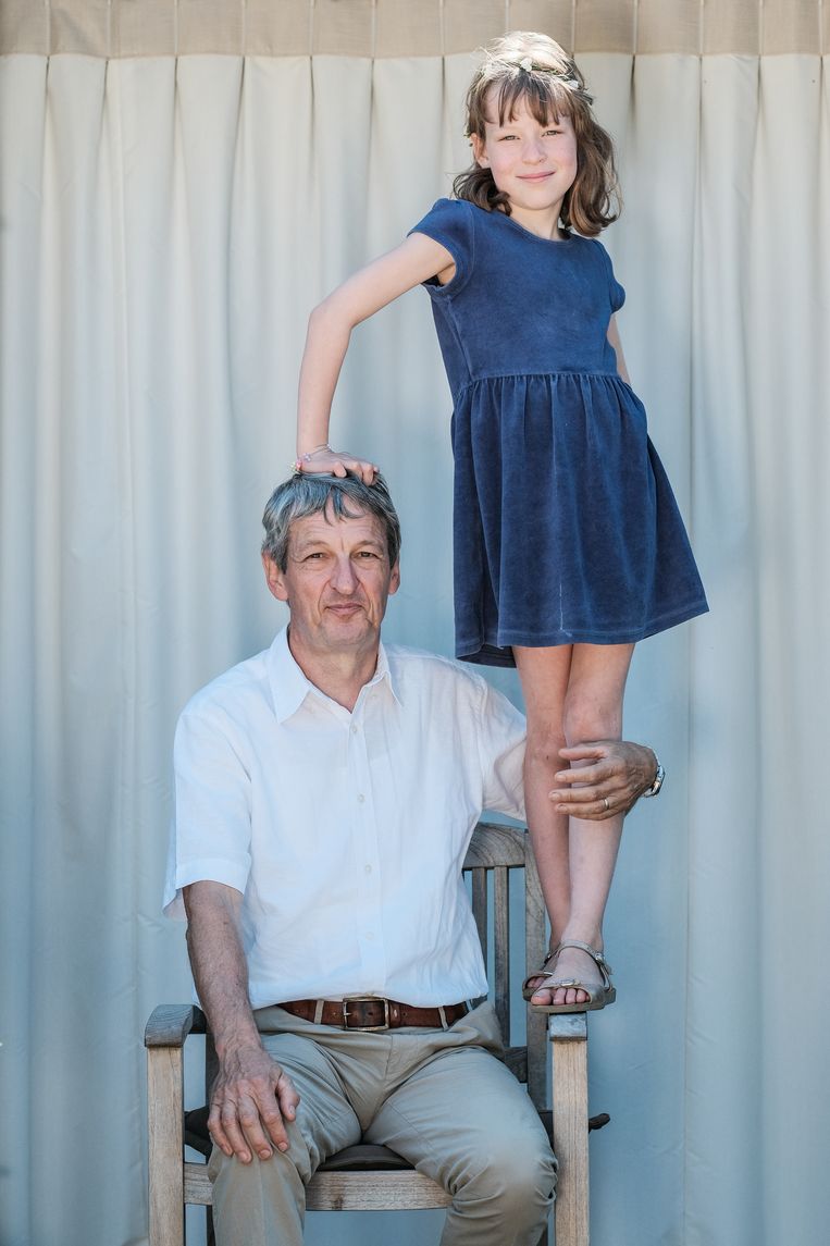 Luce: ‘Ik lees heel graag. Veel van die leestips krijg ik van opa, zoals de Harry Potter-boeken. Als ik iets niet begrijp, weet hij wel raad.’ Beeld Bob Van Mol