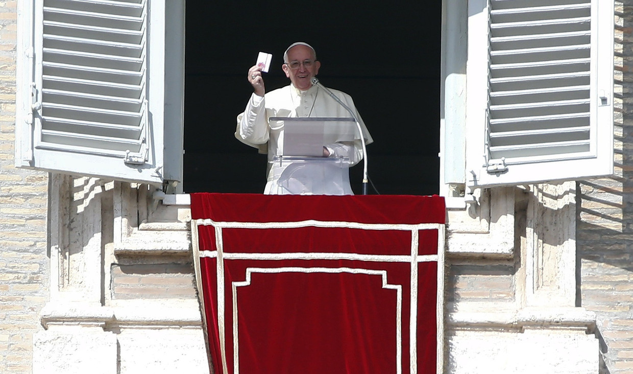 Paus Fransiscus tijdens zijn toespraak op  het Sint Pietersplein.