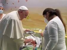 Hospitalisé, le pape fait une visite surprise à des enfants malades