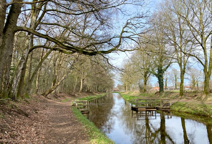 Wandelen met Truus in de omgeving van Bentelo, hier bij ‘Beuzels voetveer’.