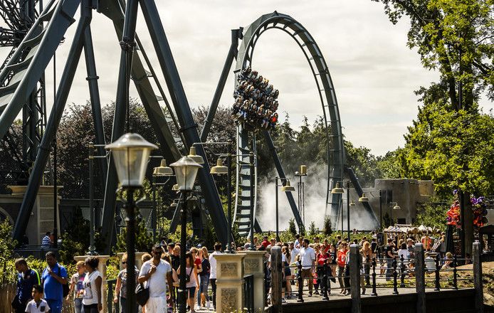 Efteling-attractie Baron 1898 liep vast door een technische storing. De wagentjes vielen rond 12.30 uur stil op een hoogte van tussen de 20 en 40 meter.