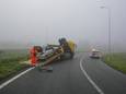De auto wordt afgesleept na het ongeluk bij Veenendaal.
