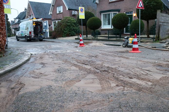 Een straat in Apeldoorn veranderde woensdagochtend in een blubberparadijs nadat een waterleiding het begaf.