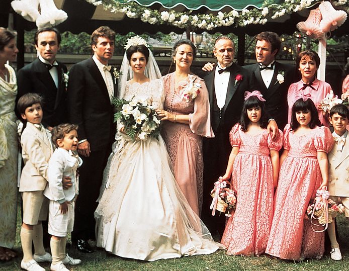 Marlon Brando, beter bekend als 'Don' Vito Corleone, met aan diens rechterzijde Morgana King in het eerste deel van het episch misdaaddrama van Francis Ford Coppola.