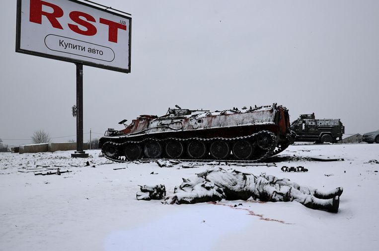 Un soldato morto giace accanto a un veicolo russo abbandonato vicino a Kharkov.  foto di Agenzia per la protezione dell'ambiente