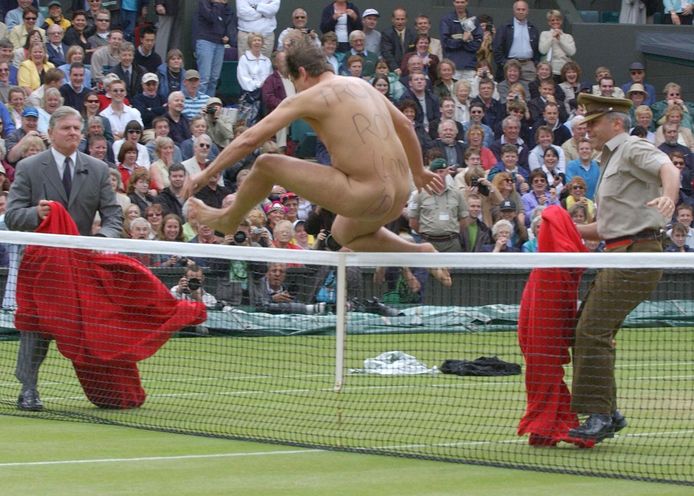Tijdens de mannenfinale op Wimbledon in 2002 tussen Nalbandian en Hewitt.