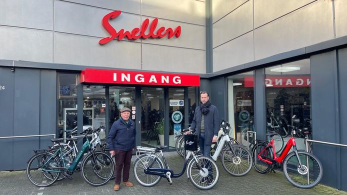 Herman Pinners is dolgelukkig met z’n nieuwe e-bike. Rechts bedrijfsleider Stephan Holtkamp.