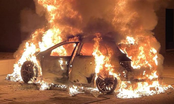 Auto volledig uitgebrand in wijk in aanbouw