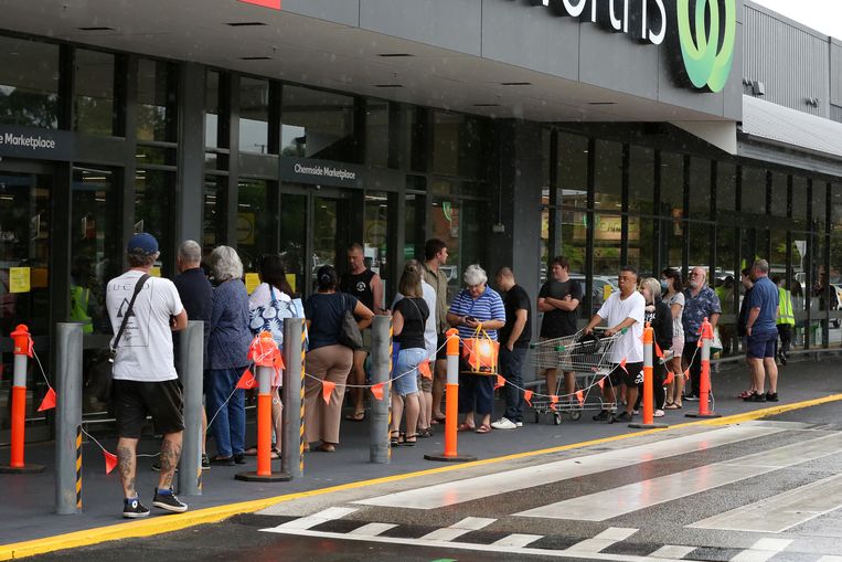 Lange rijen aan een supermarkt in Brisbane. Beeld EPA