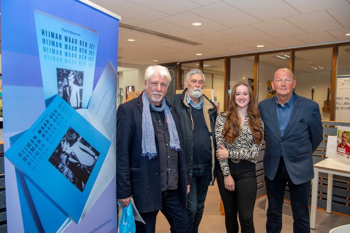 Filmassistent Chris van Dijk, documentairemaker Siert van den Berg, interviewster Kristy van den Hoogen en auteur Frans Hermans (v.l.n.r.) bij de presentatie van de documentaire 'Hijman waar ben je!' in De Spil in Nieuwleusen.