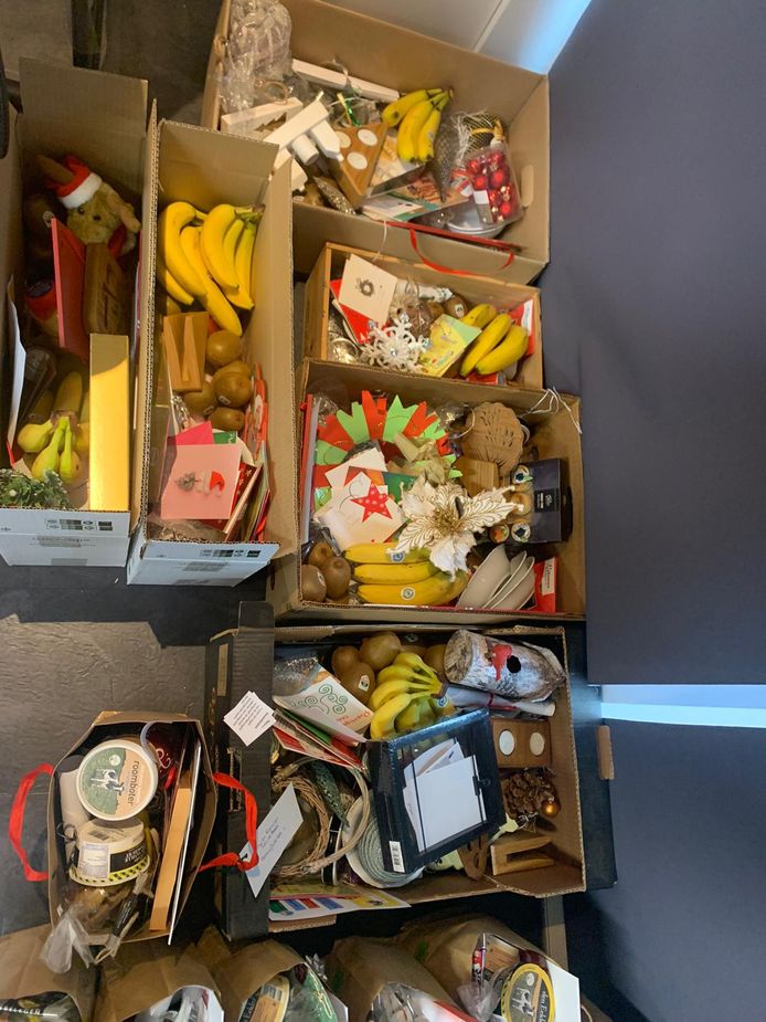 Van alle gekregen spullen werden kerstpakketten gemaakt.
