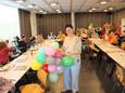 Hilde Vierstraete werd voor haar zestigste verjaardag verrast met ballonnen van de inwoners van provinciaal centrum 't Venster in Izegem.