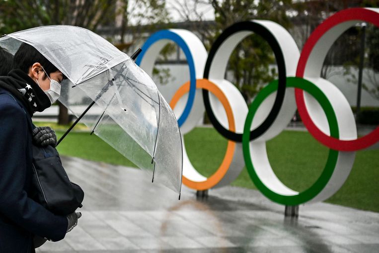 Een man bij het Olympisch Museum in Tokio.  Beeld AFP