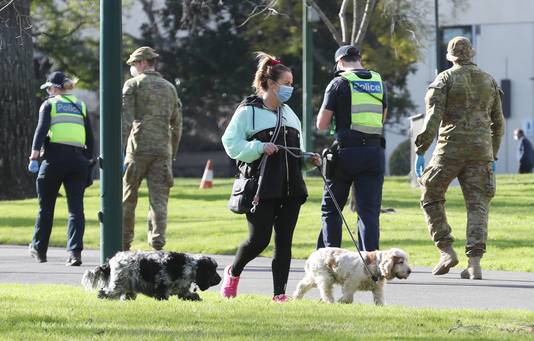 Australische militairen en politie patrouilleren de Fitzroy Gardens in Melbourne in de staat Victoria, Australië.