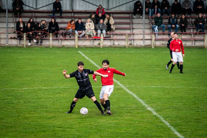 Mark van Binsbergen (rechts), tegen Activia maker van de winnende goal voor SC Rheden, vecht een duel uit op het middenveld.