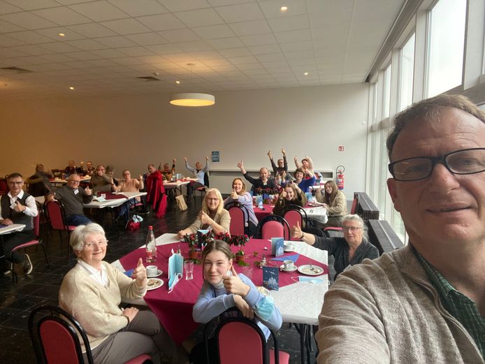 Johan Vanwassenhove met de gasten en vrijwilligers in het Fiertelhof.